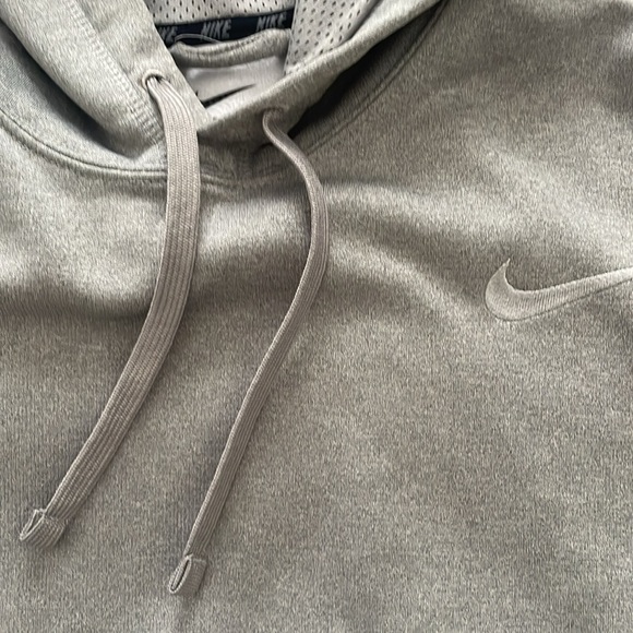 Like new gray NIKE thermafit hoodie sweatshirt with pocket /pouch size large - Picture 3 of 4